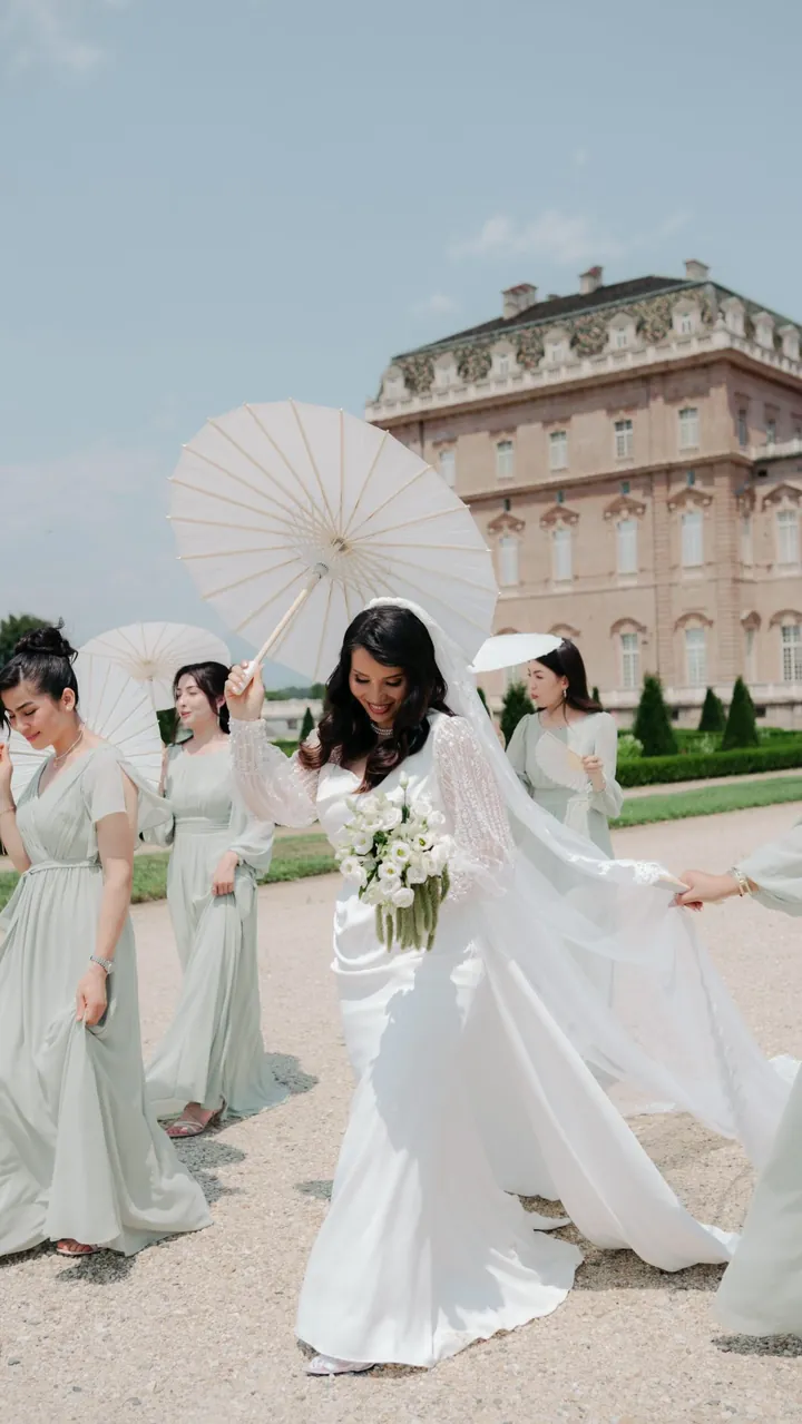 Hejrat and her bridesmaids at the Reggia di Venaria